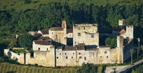 C’est le plus petit village fortifié de France, il se trouve en Occitanie
