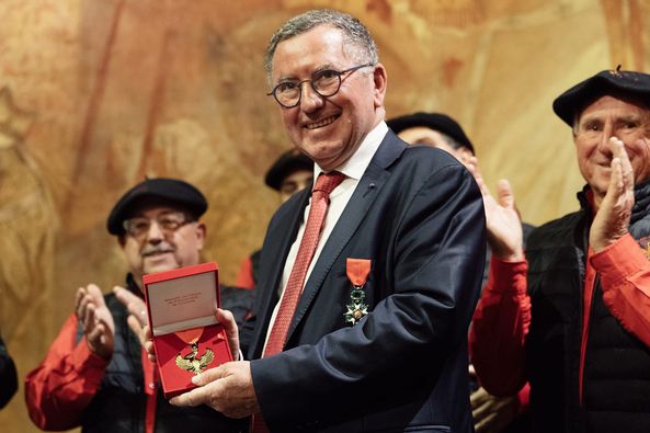 ( 31 ) Pour Jean-Michel Lattes : les insignes de Chevalier de l’ordre national de la Légion d’honneur.