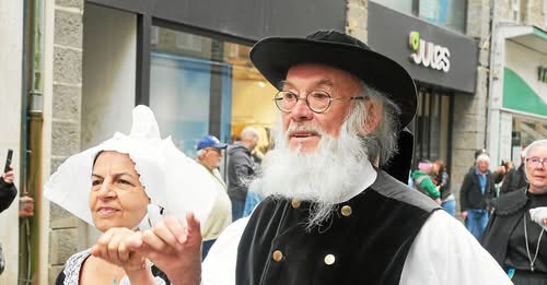 – Bretagne –  Défilé de la fête à Saint Brieuc