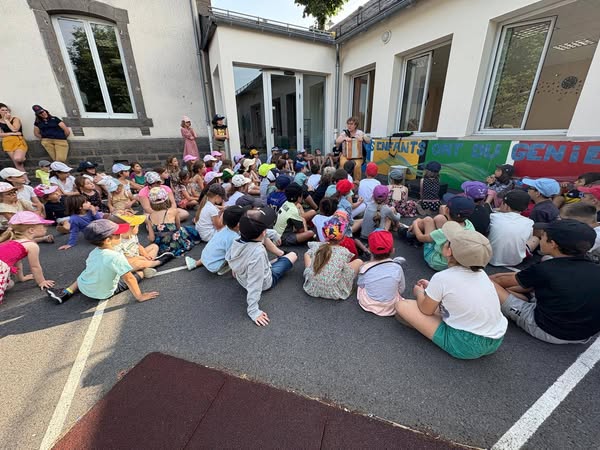 – 15 –  Les enfants de l ‘école Pierre Perret de Pierrefort