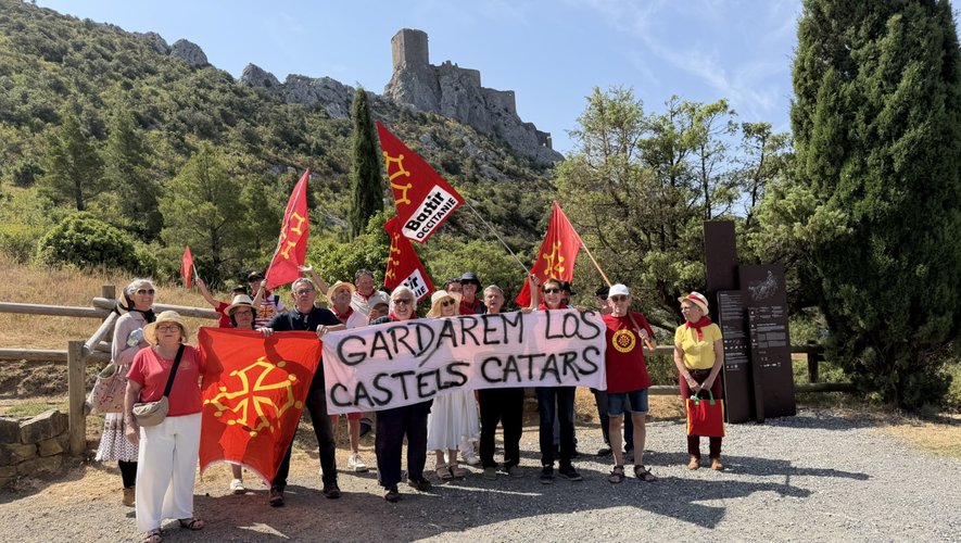 « Nous garderons les châteaux cathares » : des militants manifestent avant l&rsquo;examen du dossier par l&rsquo;UNESCO