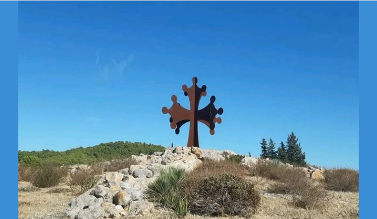 Crotz occitana dins un giratòri